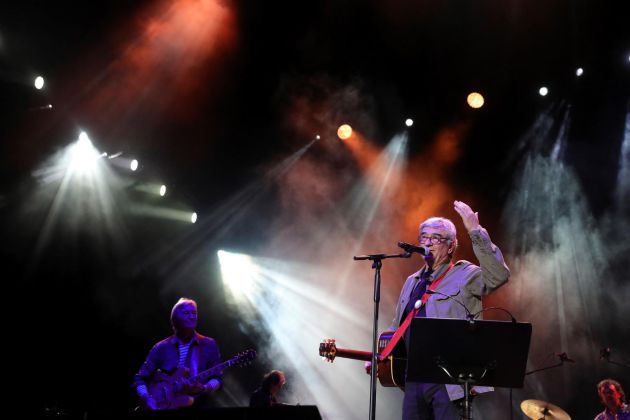 El cantante Bernardo Fuster durante su actuación. El cantante Bernardo Fuster durante su actuación.