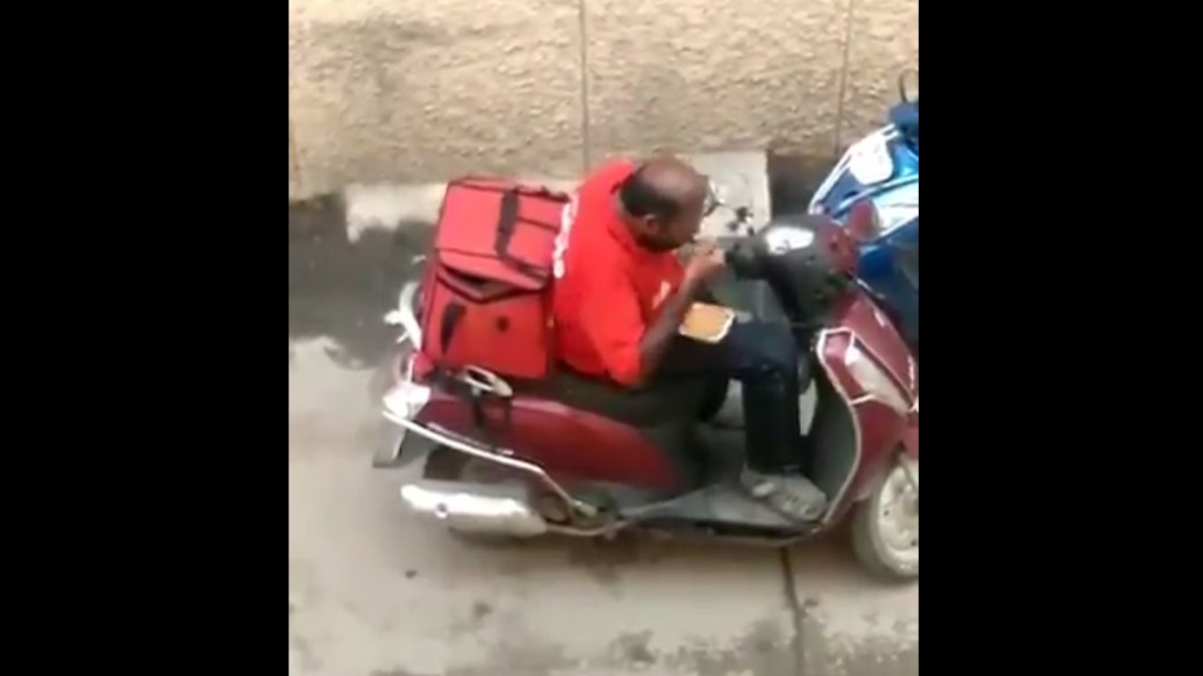 Despiden a un repartidor tras ser pillado por las cámaras comiéndose el pedido de un cliente