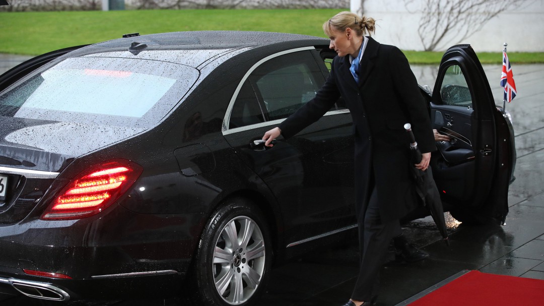 Theresa May se queda encerrada en su coche y las redes lo ven como una señal del 'brexit'