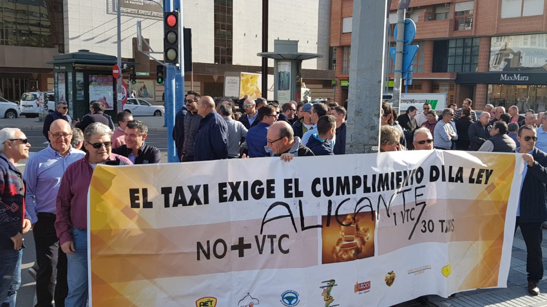 Los taxistas exigen de la Generalitat un empujón para limitar las VTC's