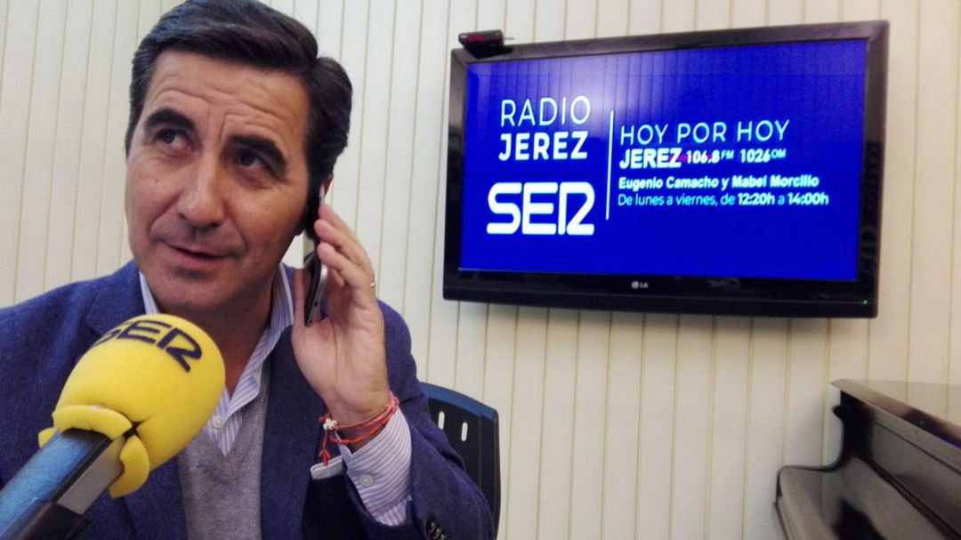 José Cepero, el "abogado de las plusvalías", atendiendo el móvil en los estudios de Radio Jerez José Cepero, el "abogado de las plusvalías", atendiendo el móvil en los estudios de Radio Jerez
