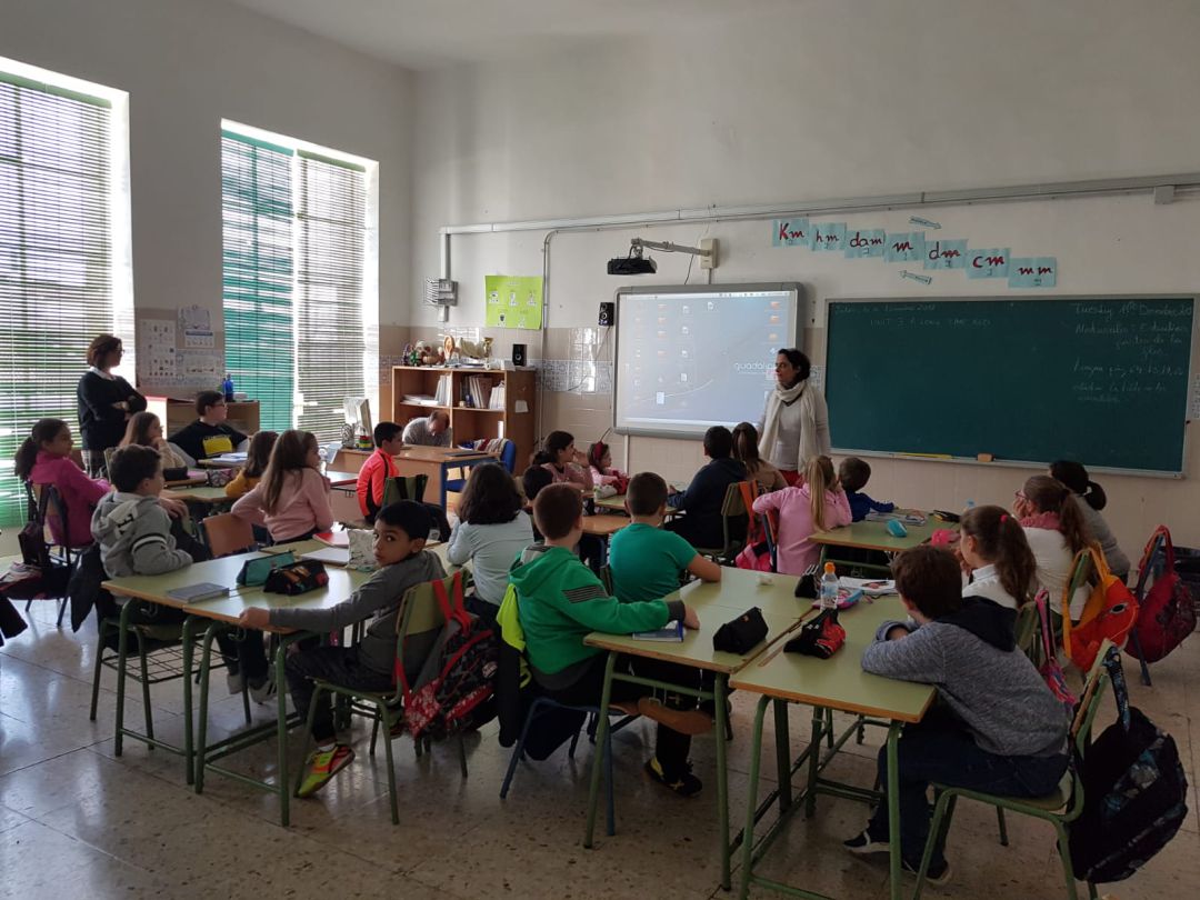 Momento del taller con las alumnas y alumnos de cuarto de primaria Momento del taller con las alumnas y alumnos de cuarto de primaria