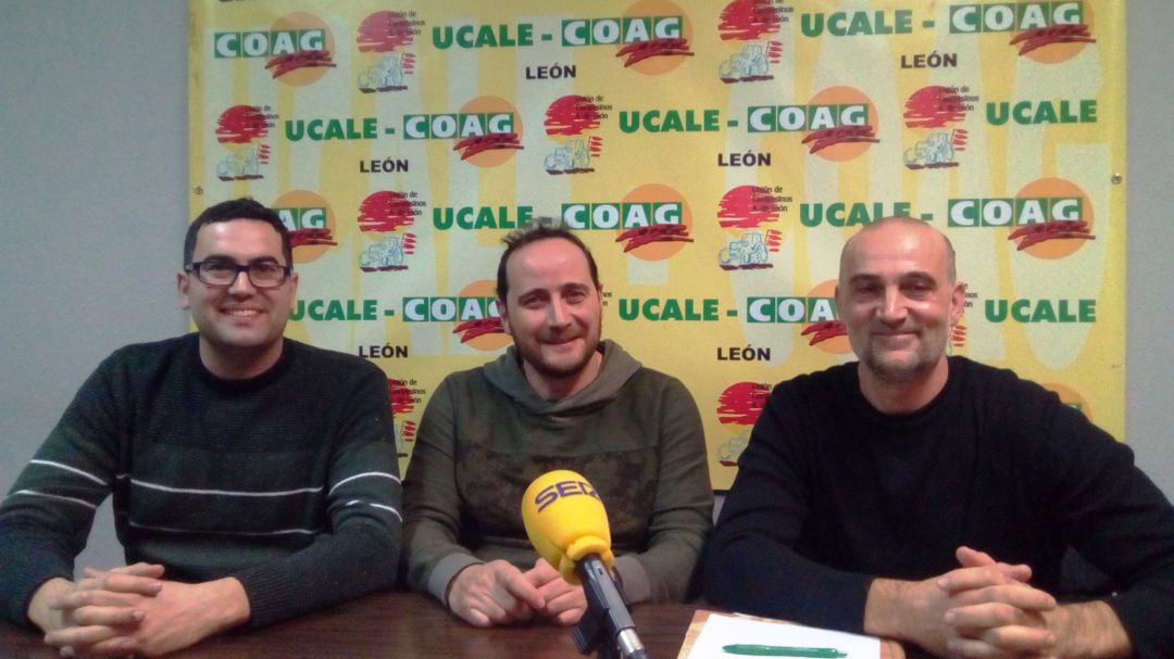De izquierda a derecha: Pablo Iglesias (Asociación Berciana de Apicultores), Jesús Montes (UCALE-COAG) y Urbano González (URZAPA) De izquierda a derecha: Pablo Iglesias (Asociación Berciana de Apicultores), Jesús Montes (UCALE-COAG) y Urbano González (URZAPA)