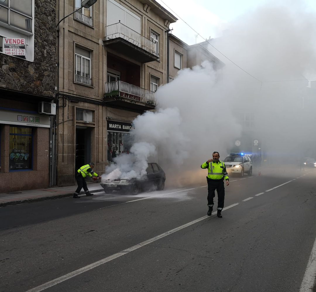 Una patrulla de la Guardia Civil intenta sofocar el fuego Una patrulla de la Guardia Civil intenta sofocar el fuego