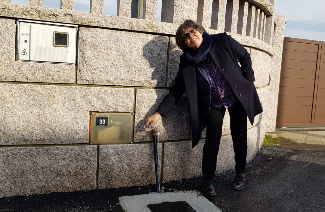 La alcaldesa de O Porriño, Eva García de la Torre, junto a uno de los grifos de red de abastacimiento del barrio de Contrasto. La alcaldesa de O Porriño, Eva García de la Torre, junto a uno de los grifos de red de abastacimiento del barrio de Contrasto.