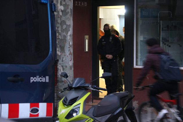 Uno de los registros en la calle Cristóbal Moura de Barcelona. Uno de los registros en la calle Cristóbal Moura de Barcelona.