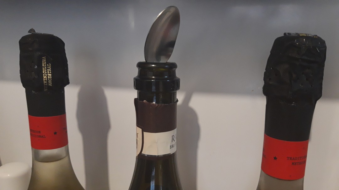 ¿Sirve de algo poner una cucharita tapando las botella de cava?