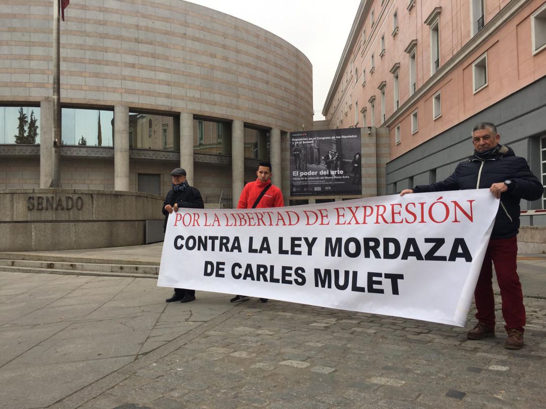 Vecinos de Cabanes se manifiestan frente al Senado por la ley mordaza de Mulet Vecinos de Cabanes se manifiestan frente al Senado por la ley mordaza de Mulet