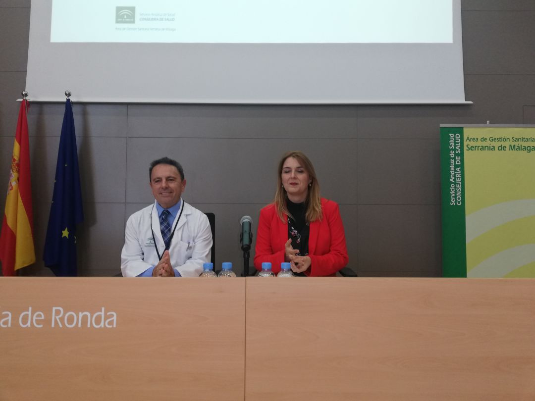 Manuel Bayona y Ana Isabel González durante el acto de reconocimiento de profesionales sanitarios en el salón de actos del hospital Manuel Bayona y Ana Isabel González durante el acto de reconocimiento de profesionales sanitarios en el salón de actos del hospital