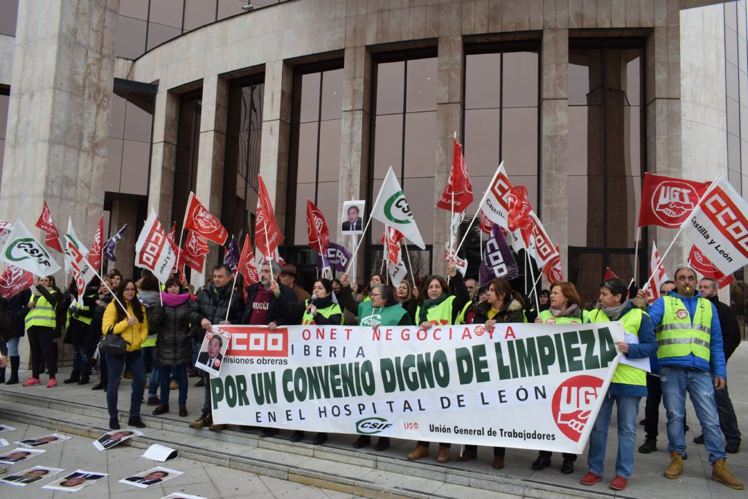 Concentración de los trabajadores de la limpieza del Hospital de León
Concentración de los trabajadores de la limpieza del Hospital de León