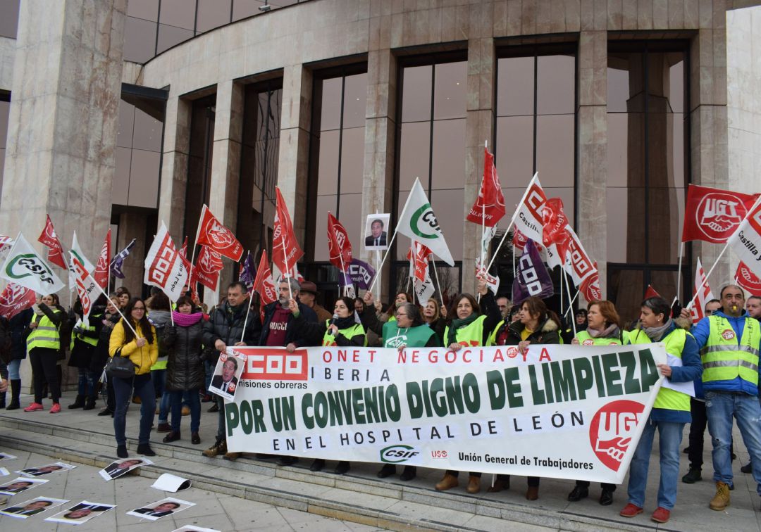 Las trabajadoras denuncian presiones de la concesionaria de la limpieza del Hospital