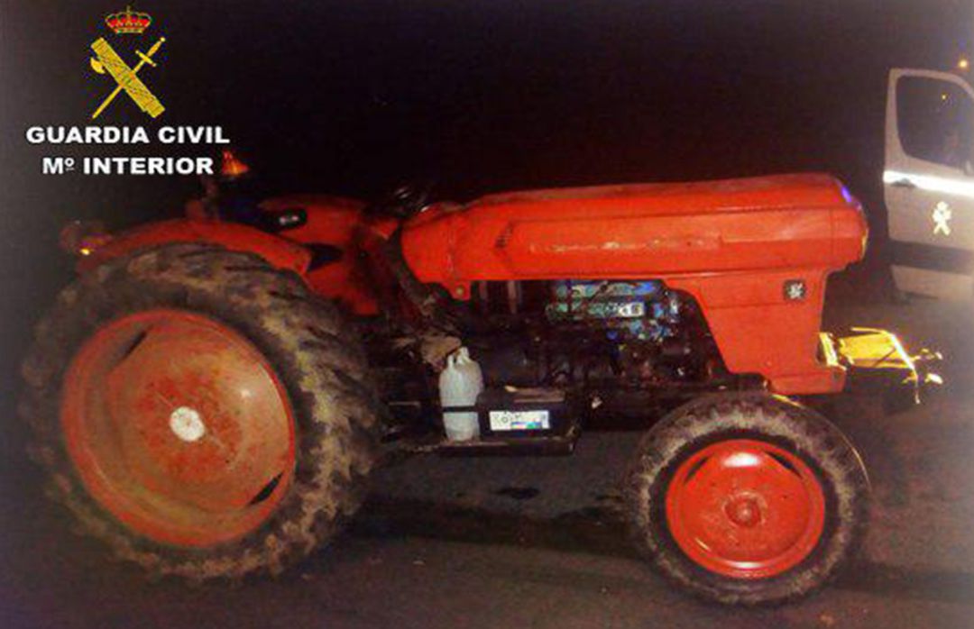 Conducía un tractor de noche sin luces, sin seguro, sin ITV y drogado Conducía un tractor de noche sin luces, sin seguro, sin ITV y drogado