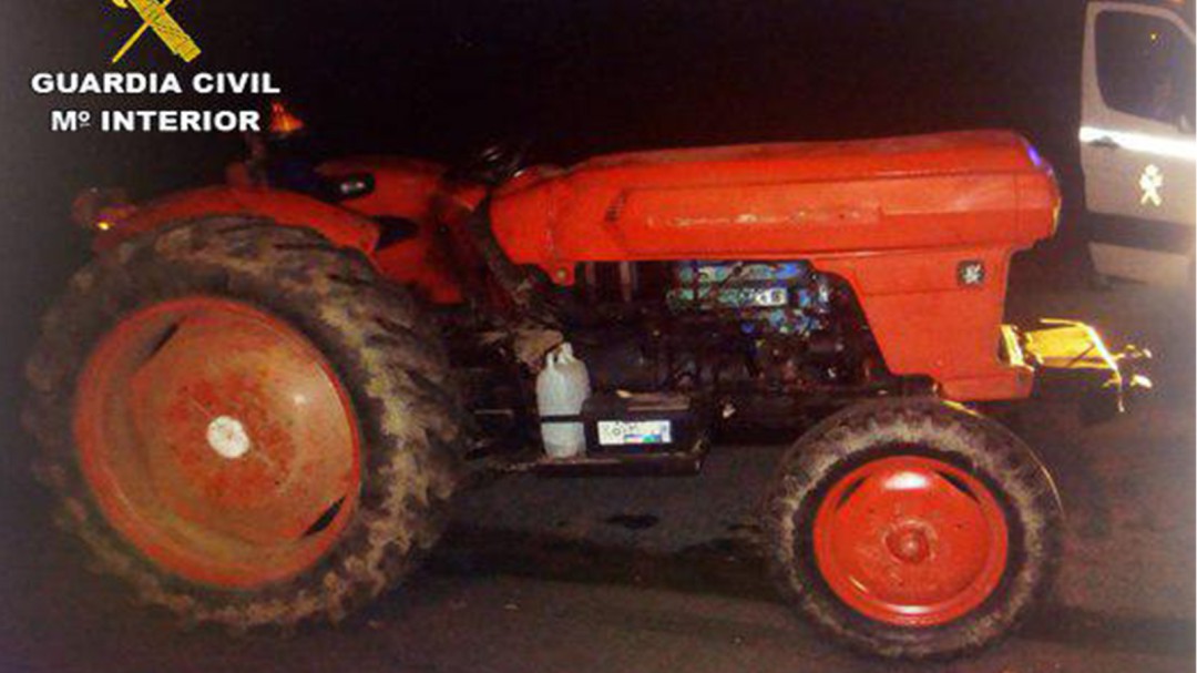 Conducía un tractor de noche sin luces, sin seguro, sin ITV y drogado