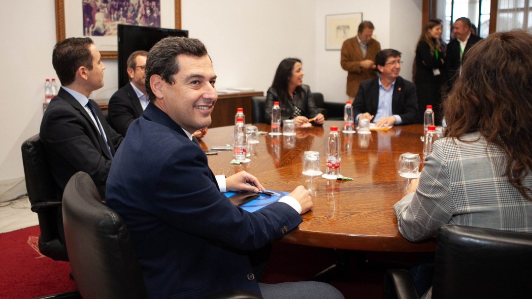 El PP ya ha iniciado las conversaciones con Vox y Adelante Andalucía