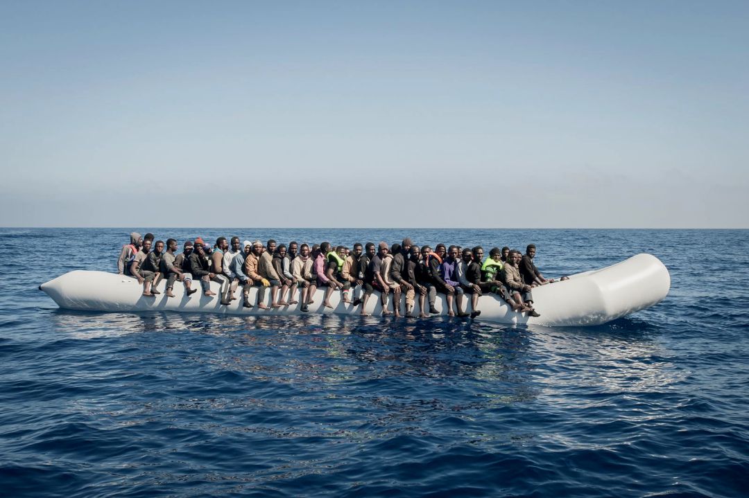 140 personas tratan de cruzar el Mediterráneo desde la costa de Libia (2017) 140 personas tratan de cruzar el Mediterráneo desde la costa de Libia (2017)