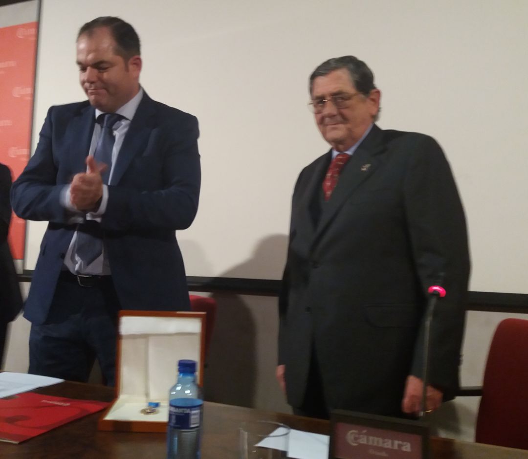 José Cardín (Sidra El Gaitero) tras recoger la Medalla de Oro de la Cámara de Comercio de Oviedo, de manos de su presidente, Carlos Paniceres. José Cardín (Sidra El Gaitero) tras recoger la Medalla de Oro de la Cámara de Comercio de Oviedo, de manos de su presidente, Carlos Paniceres.