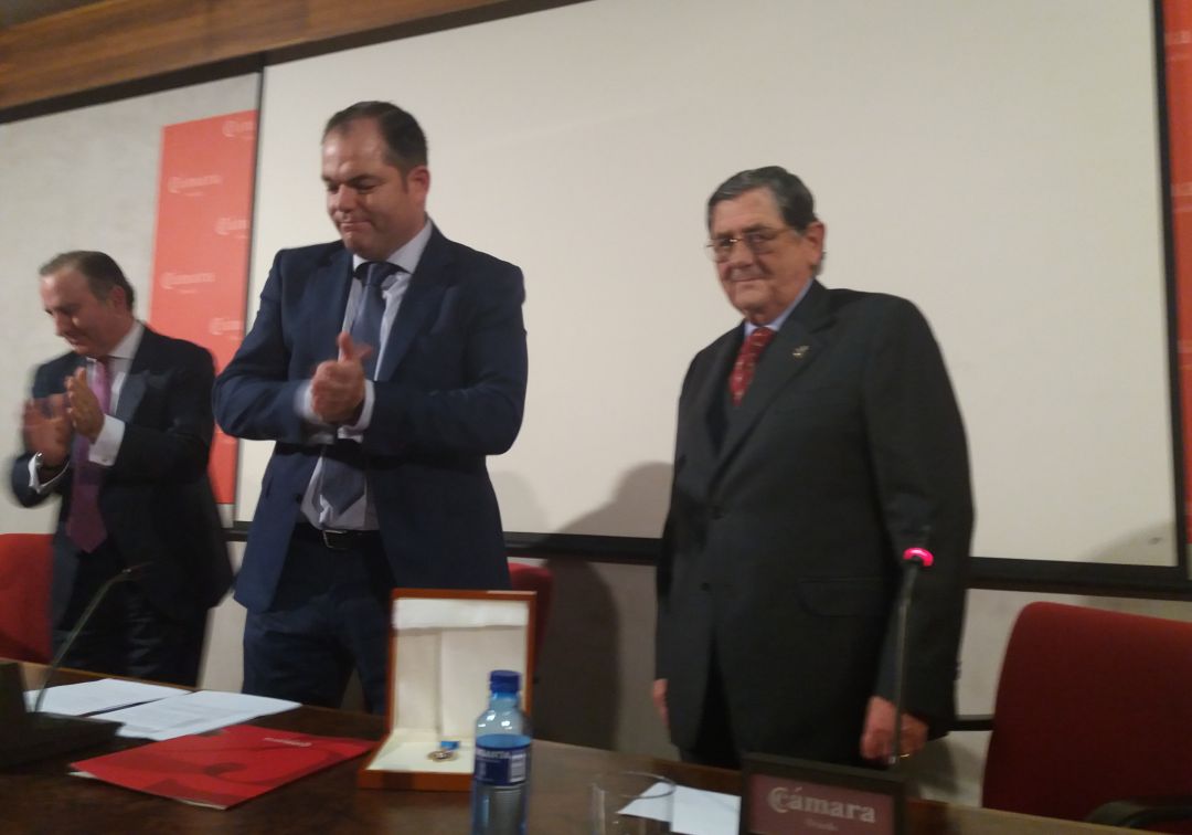 José Cardín, de Sidra El Gaitero, recibe la Medalla de Oro de la Cámara de Comercio de Oviedo
