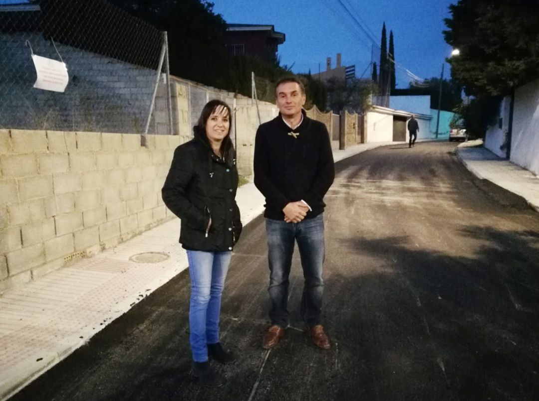 La alcaldesa de Las Gabias (Granada) y el concejal de Obras, en el barrio Pedro Verde La alcaldesa de Las Gabias (Granada) y el concejal de Obras, en el barrio Pedro Verde