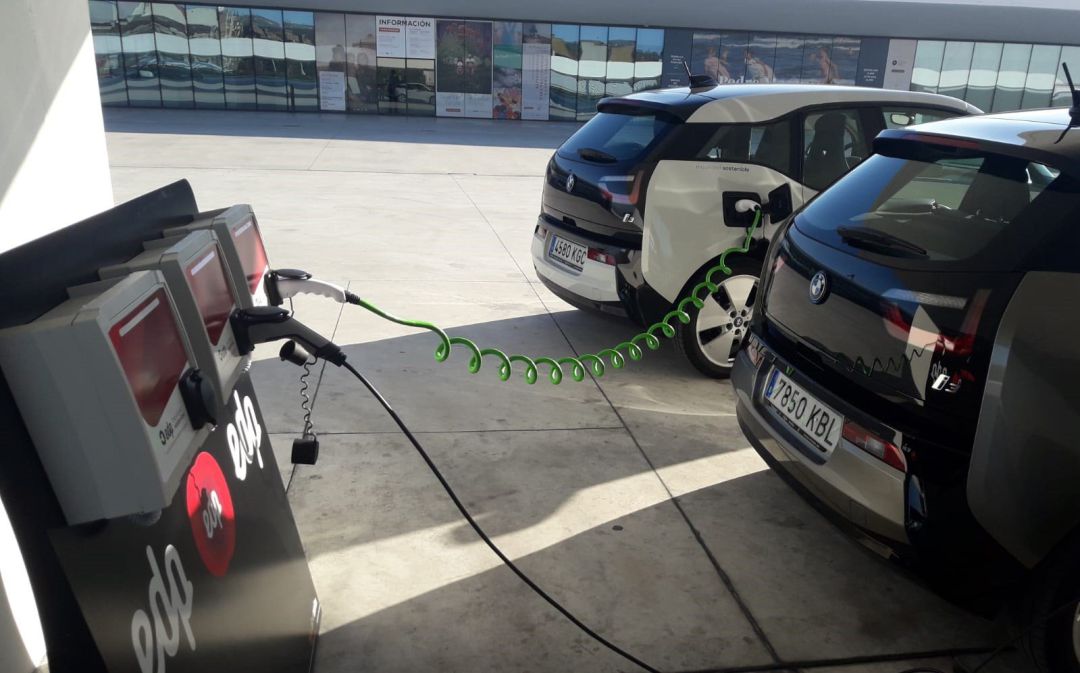 Recarga coche eléctrico. Recarga coche eléctrico.