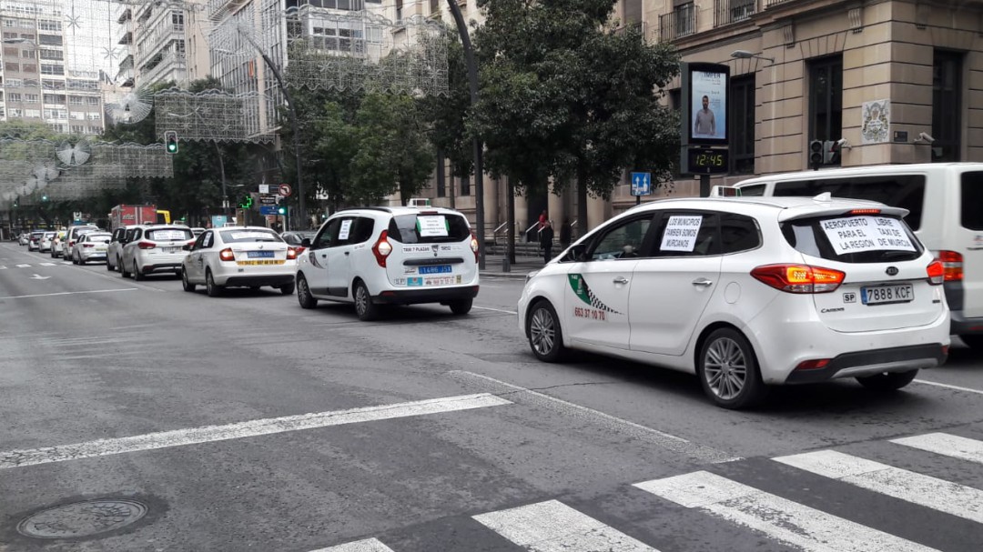 Los taxistas de 15 municipios exigen operar en el aeropuerto de Corvera