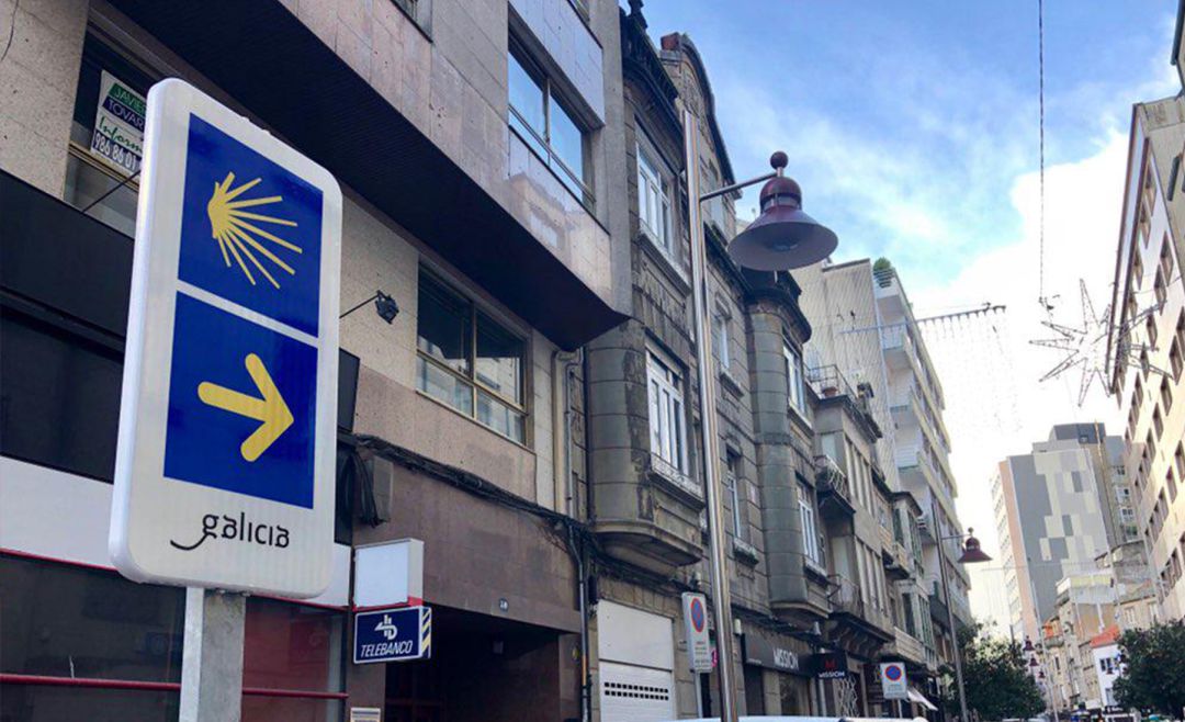 La señalización del Camino de Santiago está mal y se va a cambiar. concha de la vieira: Hay que darle la vuelta a la vieira que marca el Camino de Santiago La señalización del Camino de Santiago está mal y se va a cambiar. concha de la vieira: Hay que darle la vuelta a la vieira que marca el Camino de Santiago