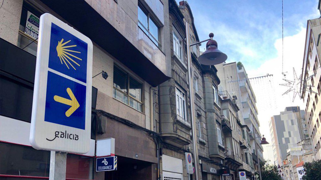 Hay que darle la vuelta a la vieira que marca el Camino de Santiago
