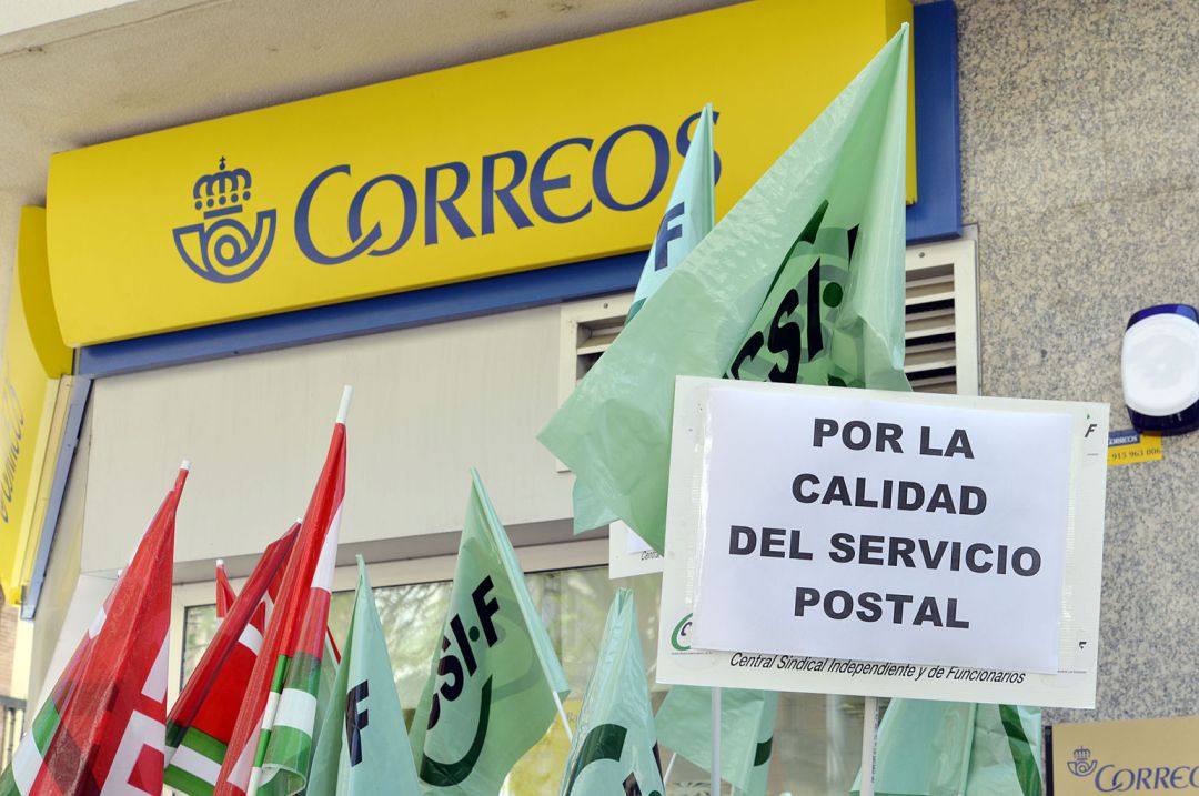 Oficinas de Correos en Almería colapsadas por la venta 'online'. Oficinas de Correos en Almería colapsadas por la venta 'online'.