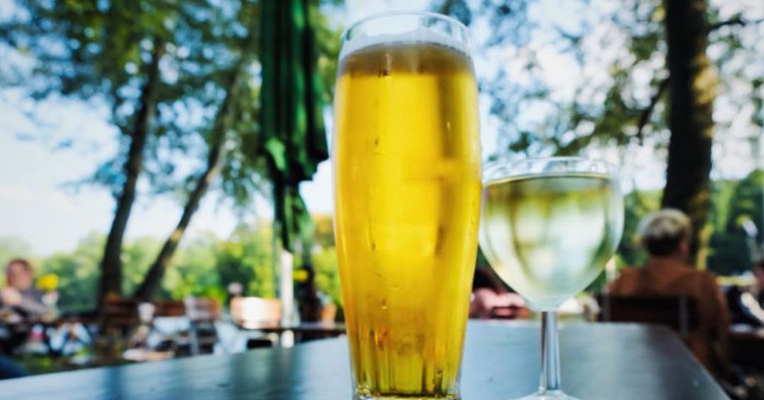 En Castilla-La Mancha en 2010 había 9.171 establecimientos de bebidas. En 2016 habían bajado hasta los 8.079. En Castilla-La Mancha en 2010 había 9.171 establecimientos de bebidas. En 2016 habían bajado hasta los 8.079.