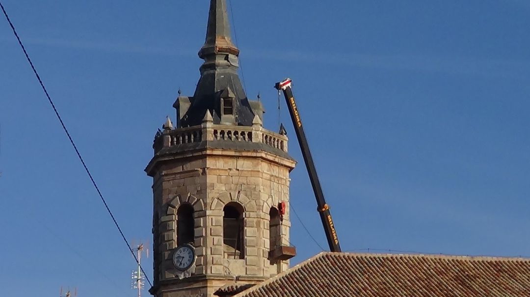 Una emrpesa evalúa los daños en la torre de Tembleque Una emrpesa evalúa los daños en la torre de Tembleque