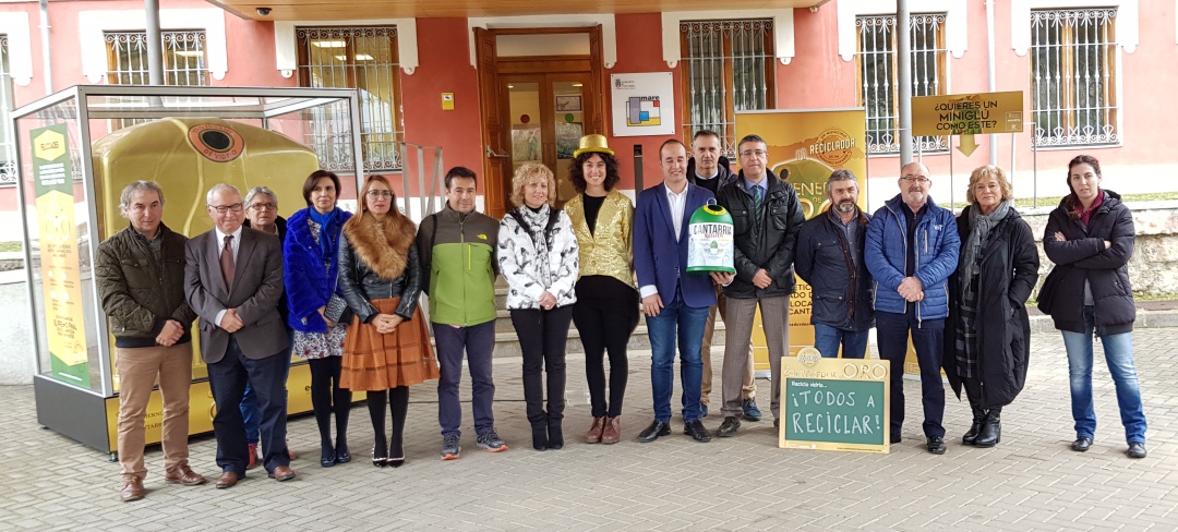 Representantes de la organización y los municipios participantes Representantes de la organización y los municipios participantes