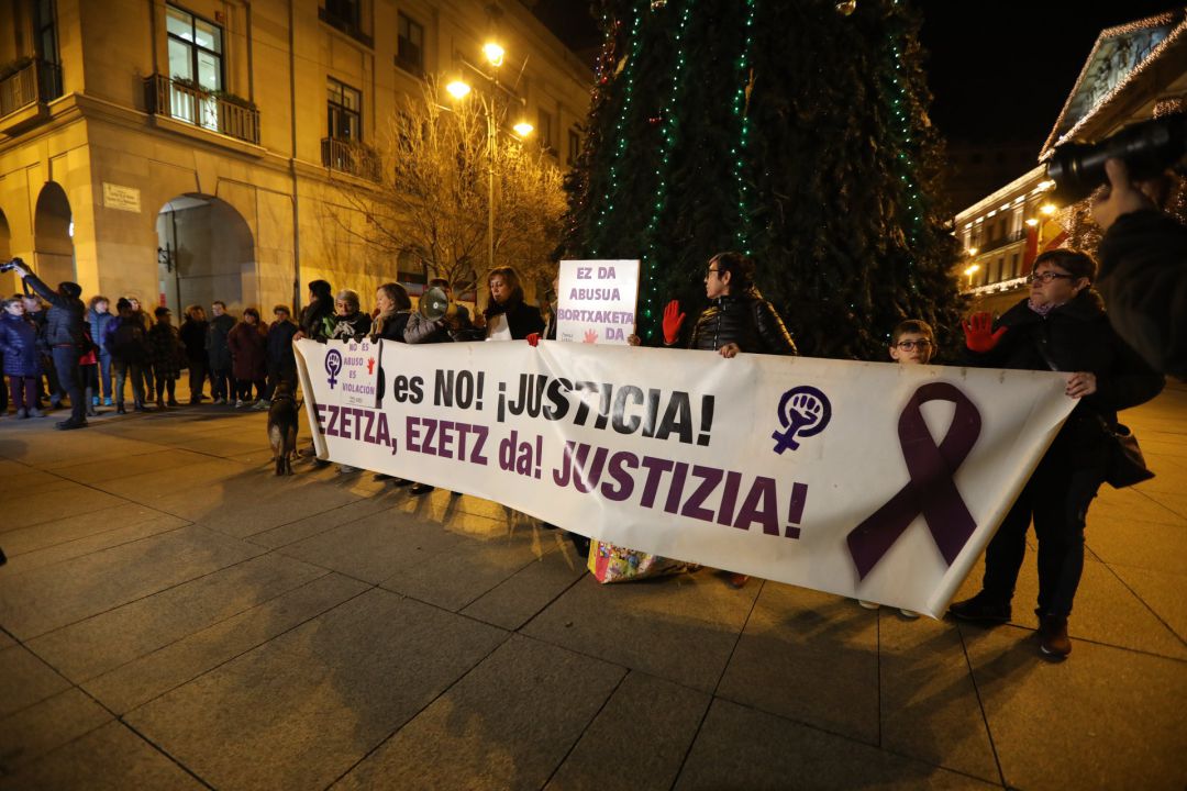 Concentración en Pamplona del colectivo Andrea-Lunes Lilas con el lema “No es abuso, es violación”. Concentración en Pamplona del colectivo Andrea-Lunes Lilas con el lema “No es abuso, es violación”.