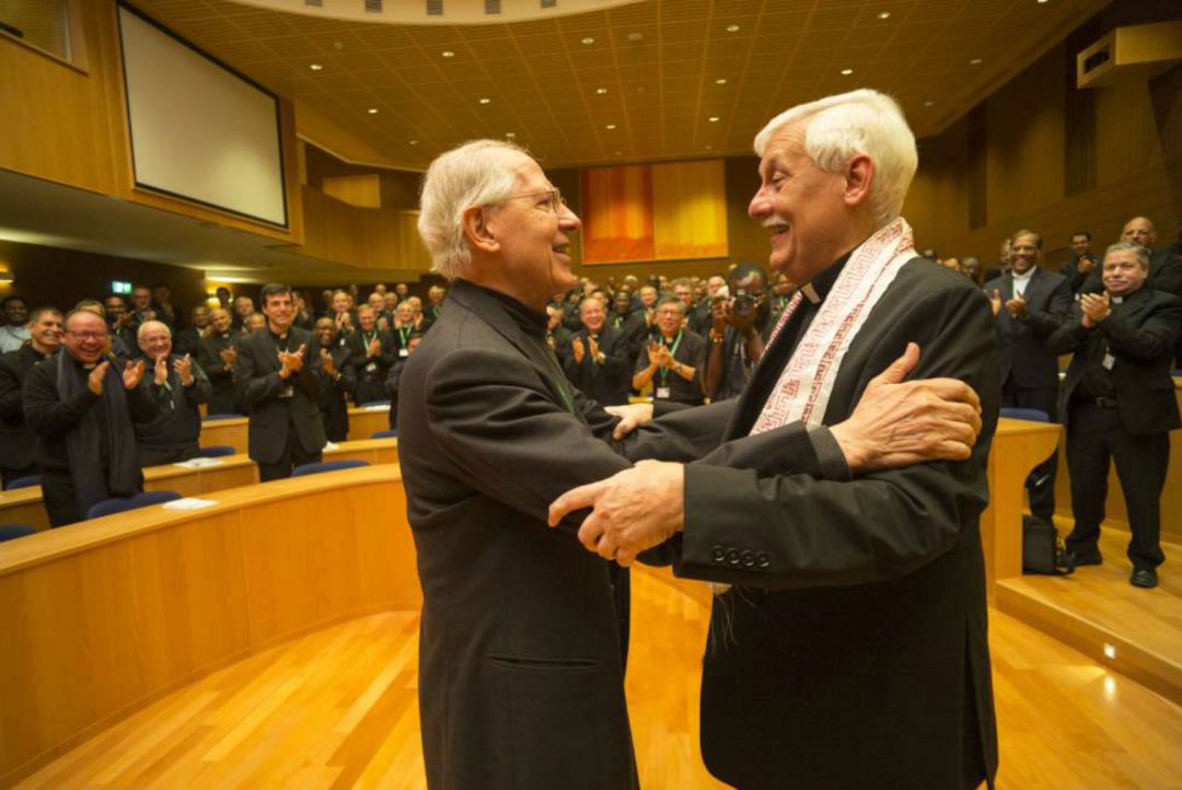 Arturo Sosa (derecha) con su antecesor en el cargo, Adolfo Nicolás, tras ser elegido en Roma este viernes. Arturo Sosa (derecha) con su antecesor en el cargo, Adolfo Nicolás, tras ser elegido en Roma este viernes.