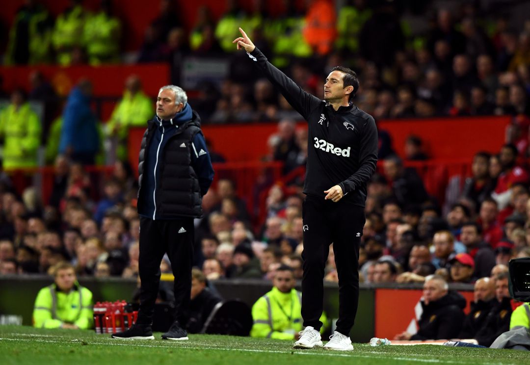 Lampard da instrucciones a sus jugadores en un partido contra el Manchester United Lampard da instrucciones a sus jugadores en un partido contra el Manchester United