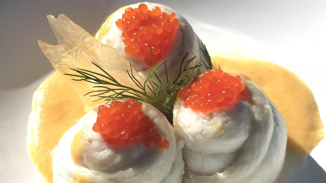 Rollitos de lenguado con huevas y patata de cristal