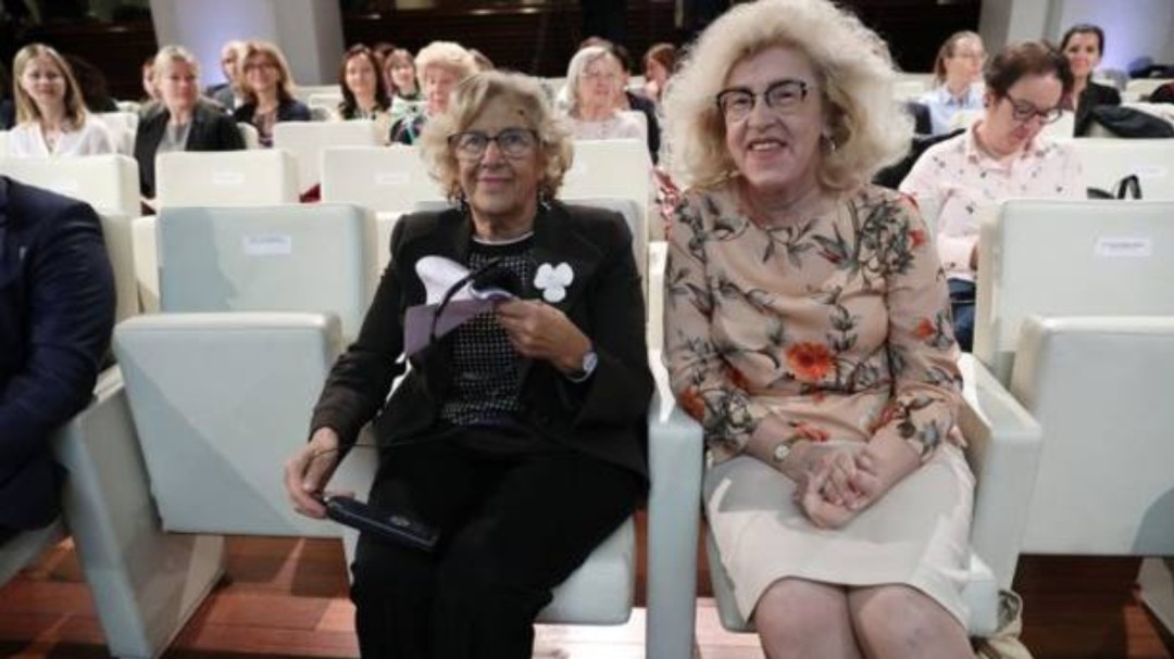 Carmena se reencuentra con su doble y reacciona a las bromas de Internet