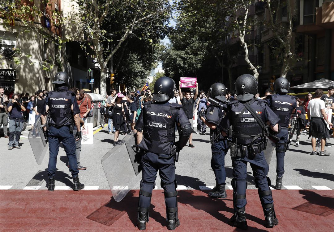 Agentes de la Policía frente a una manifestación a favor de la independencia organizada por la CUP Agentes de la Policía frente a una manifestación a favor de la independencia organizada por la CUP