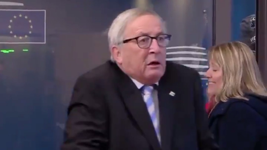 Juncker la lía una vez más: su extraña actitud en la cumbre europea