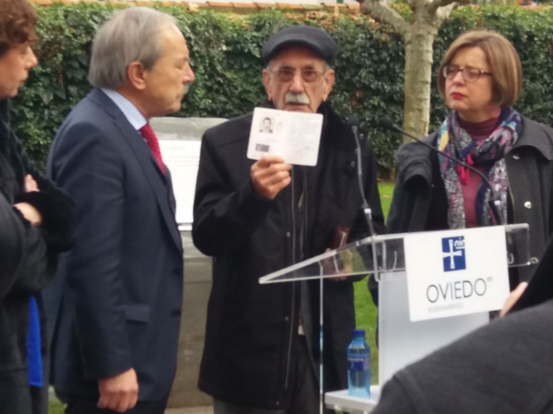 Vicente García Riestra, último asturiano superviviente de un campo de concentración nazi, muestra su tarjeta de apátrida, con la que el régimen franquista le quitó la nacionalidad española que nunca pudo recuperar. A su lado, el alcalde de Oviedo, Wenceslao López, y la vicealcaldesa, Ana Taboada Vicente García Riestra, último asturiano superviviente de un campo de concentración nazi, muestra su tarjeta de apátrida, con la que el régimen franquista le quitó la nacionalidad española que nunca pudo recuperar. A su lado, el alcalde de Oviedo, Wenceslao López, y la vicealcaldesa, Ana Taboada