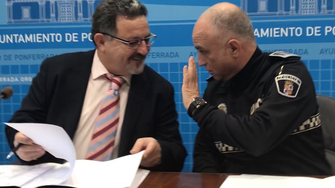 Seis agentes reforzarán la presencia de la policía local en la calle estas navidades