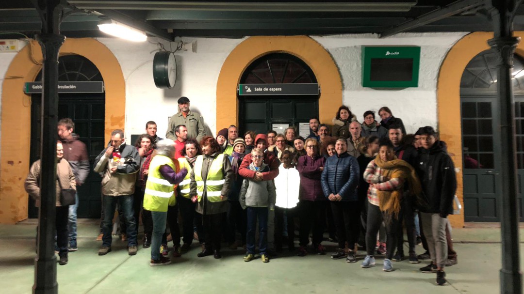 Un centenar de serranos salen a la calle para reclamar un tren hasta Algeciras