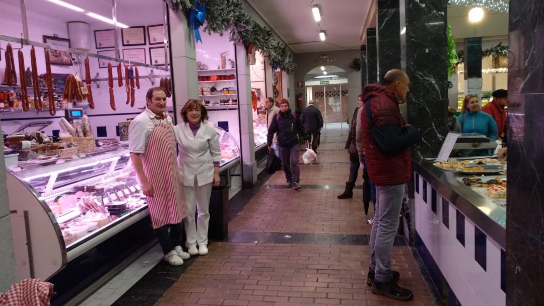 Joseba y Mari Carmen delante de su carnicería en el mercado de Bermeo Joseba y Mari Carmen delante de su carnicería en el mercado de Bermeo