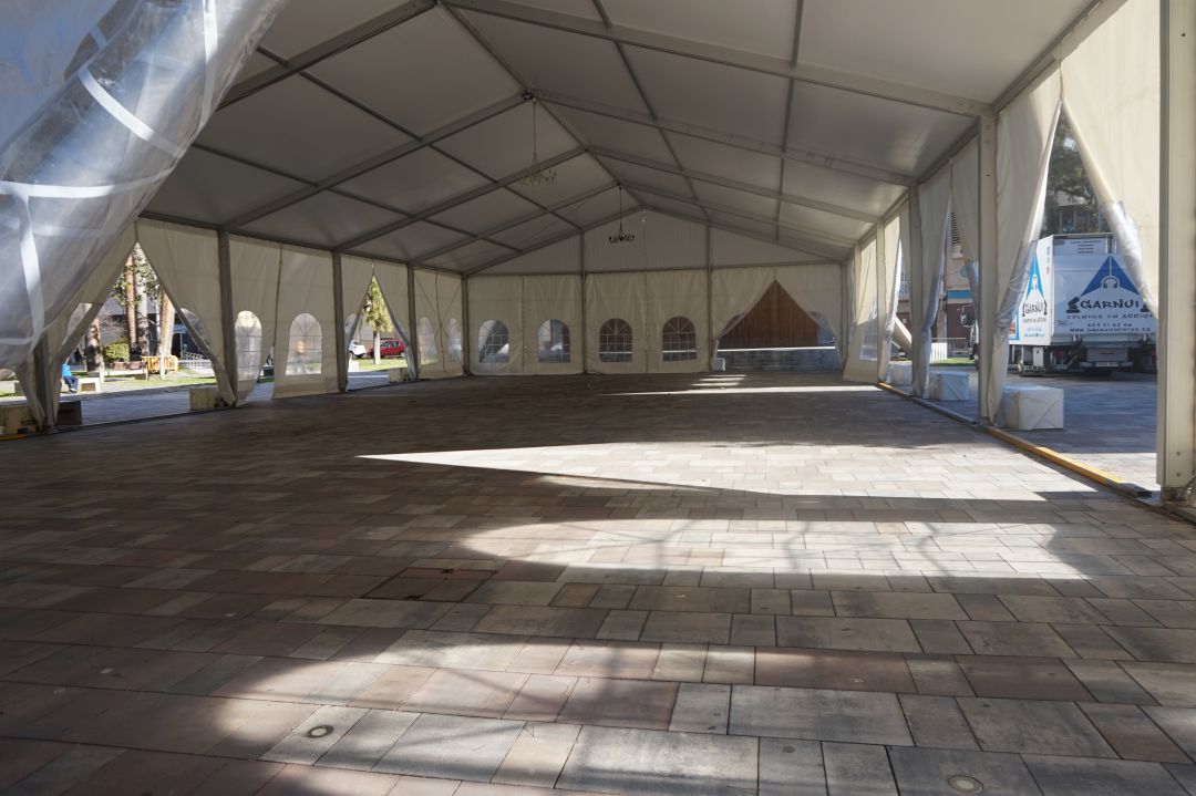 La carpa que cubrirá la pista de patinaje sobre hielo en la plaza Castelar La carpa que cubrirá la pista de patinaje sobre hielo en la plaza Castelar