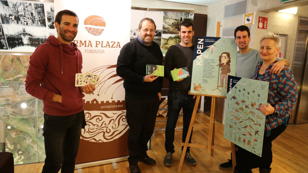 Arma Plaza Fundazioa presenta Kapen, un juego de cartas y poster sobre la flora y fauna de Hondarribia