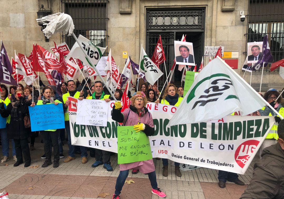 La empresa cita a los trabajadores de limpieza del Hospital el día 20