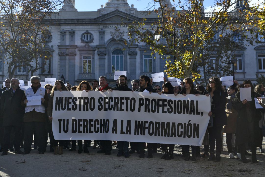 Más de un centenar de periodistas reclama ante el Supremo respeto a su derecho al secreto profesional Más de un centenar de periodistas reclama ante el Supremo respeto a su derecho al secreto profesional