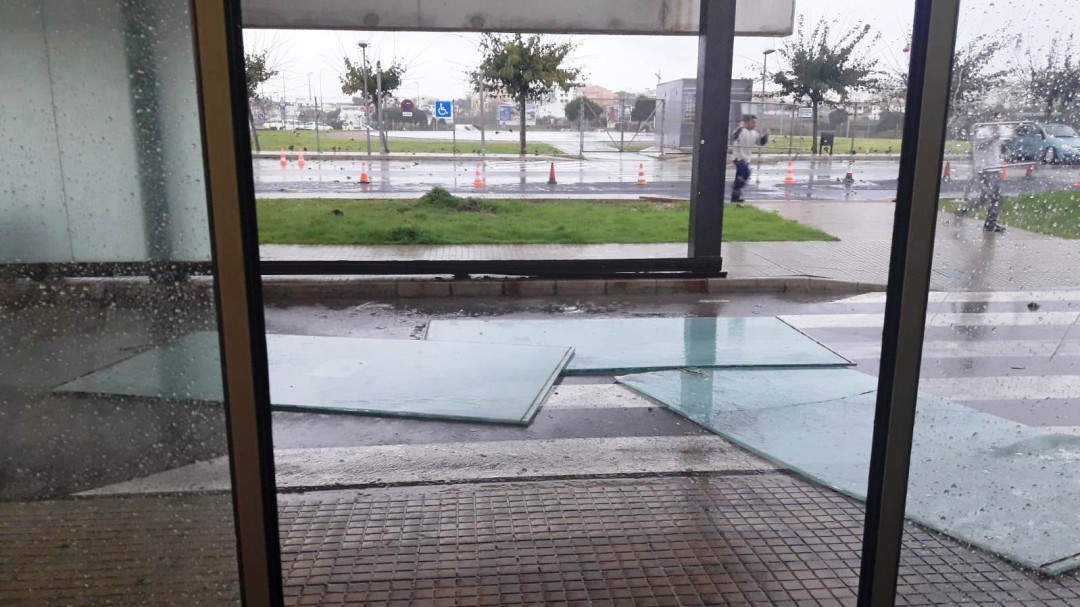 La borrasca 'Flora' obliga a cerrar los puertos y provoca desperfectos en el Mateu Orfila