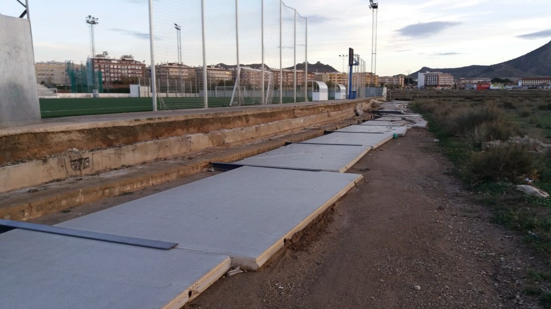 El viento derriba el muro de un campo de fútbol en Jumilla