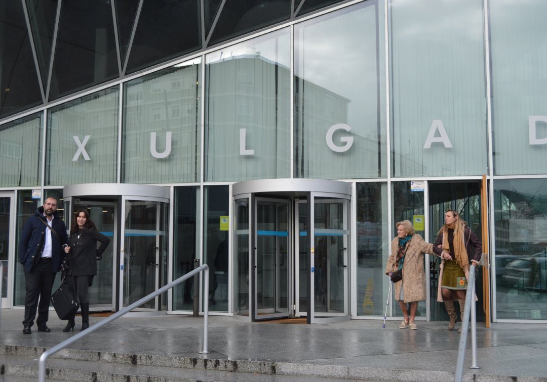 La mujer que denuncia acoso inmobiliario de la Xunta seguirá adelante con el caso