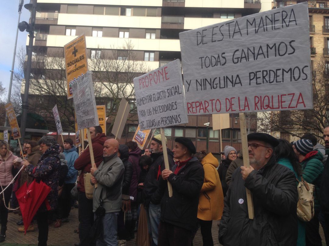Manifestantes frente al Parlamento de Navarra Manifestantes frente al Parlamento de Navarra