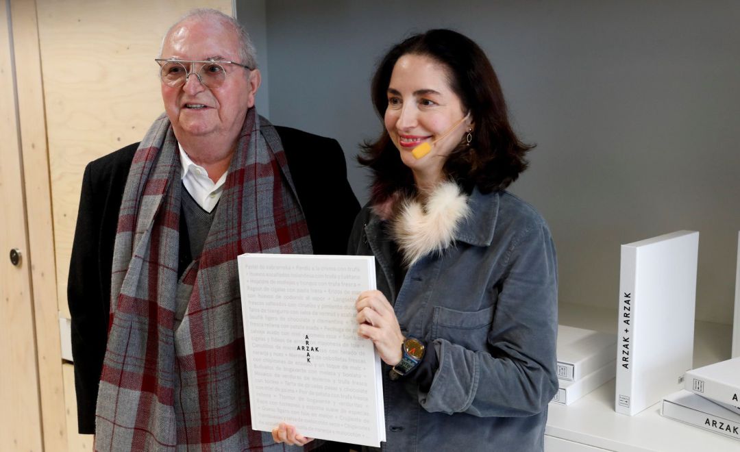 Juan Mari Arzak junto a Elena Arzak en la presentación de su nuevo libro. Juan Mari Arzak junto a Elena Arzak en la presentación de su nuevo libro.